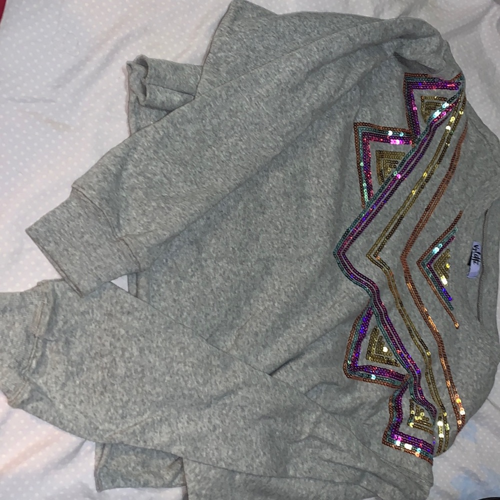 A crop top long sleeve